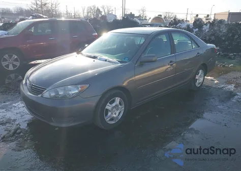 2005 Toyota Camry Le z USA, uszkodzony, nr VIN 4T1BE32K85U956199